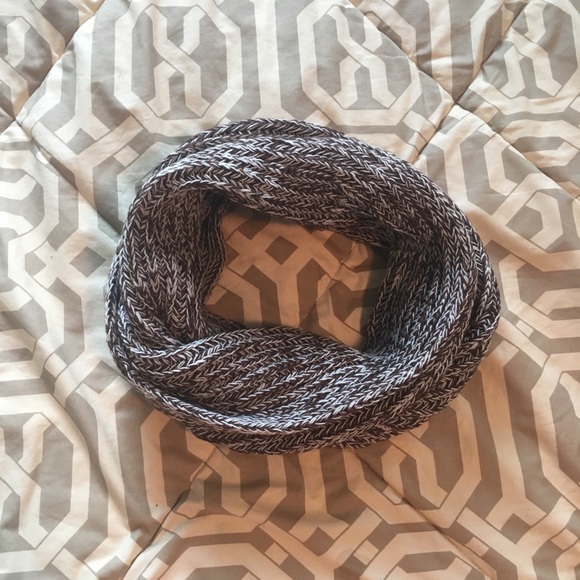 ⭐️SALE NWOT Brown and White Knit Infinity Scarf - Picture 5 of 5